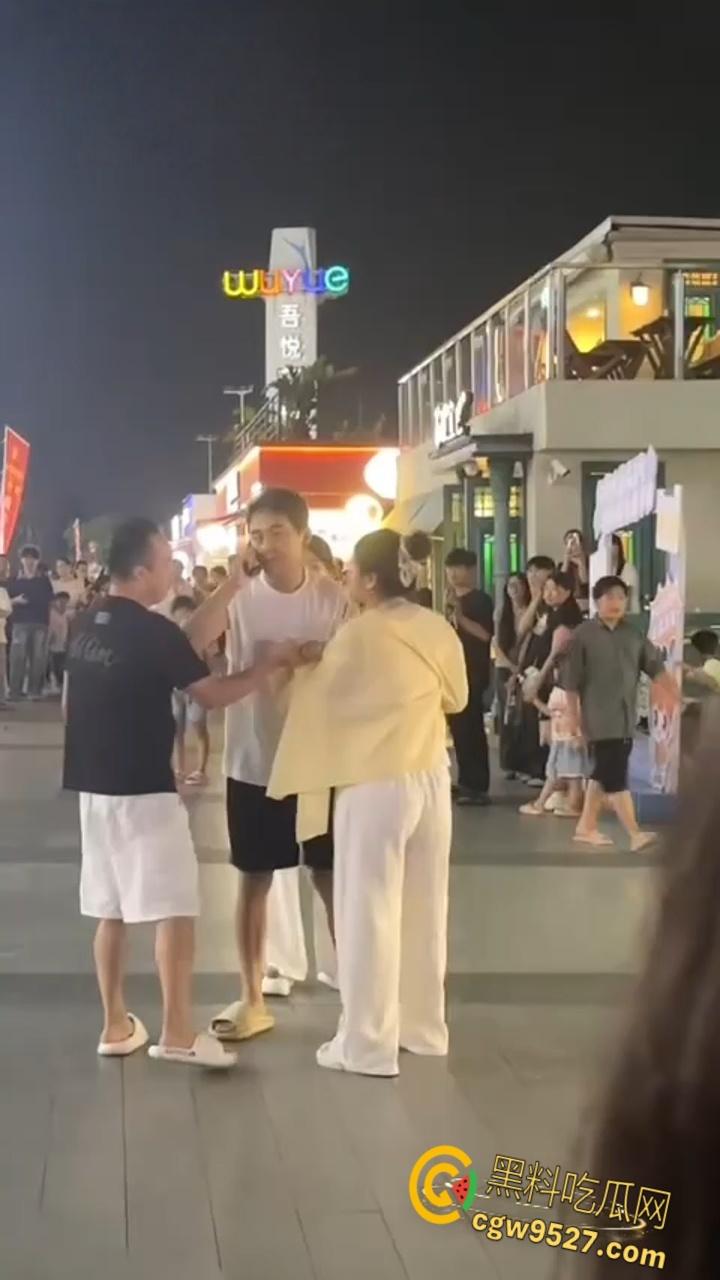 养20年女儿跟别人私奔了,上前理论不料被干倒,老爹颈动脉被打瘫再地,亲情翻车吃瓜群众围观无人劝架!-7