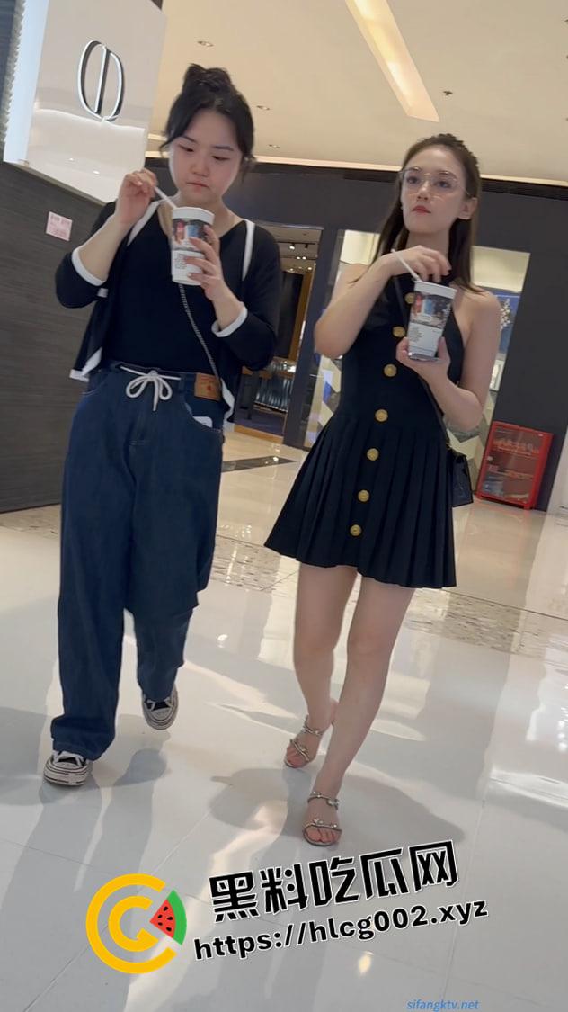 顶级偷拍!上海万达保时捷美女网红的裙底风光 粉色内裤紧紧勒逼 雪白的屁股Q弹-3