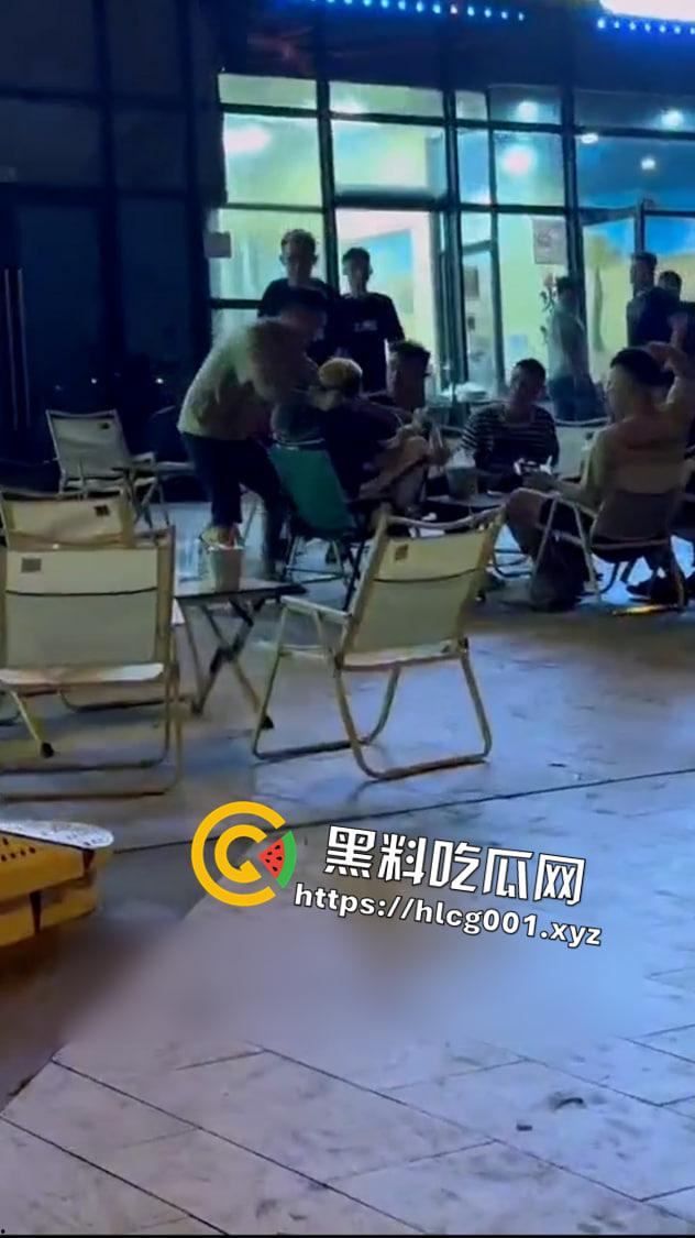 瓜友投稿 抖音网红【六六】因抢别人女朋友 户外直播时被抓住暴打 现场直达 前排吃瓜-2