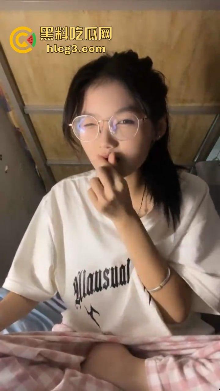 清纯眼镜反差婊【摇摇摇】宿舍直播自慰 拉着床帘用大号假阳具疯狂抽插粉穴 高潮抽搐不止!-1