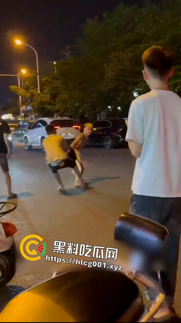 瓜友投稿 抖音网红【六六】因抢别人女朋友 户外直播时被抓住暴打 现场直达 前排吃瓜-5