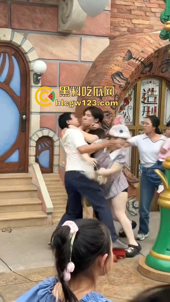 小情侣殴打带娃夫妻,只因排队插队起争执,对方全程不还手,他们却拳脚相向,现在好了赔钱赔麻了!-2