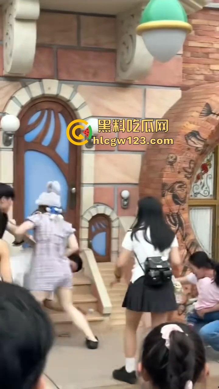 小情侣殴打带娃夫妻,只因排队插队起争执,对方全程不还手,他们却拳脚相向,现在好了赔钱赔麻了!-4