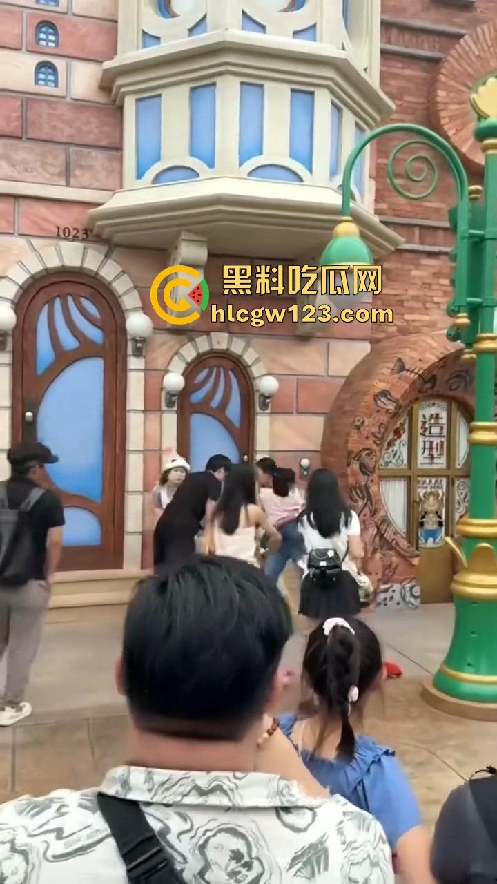 小情侣殴打带娃夫妻,只因排队插队起争执,对方全程不还手,他们却拳脚相向,现在好了赔钱赔麻了!-7