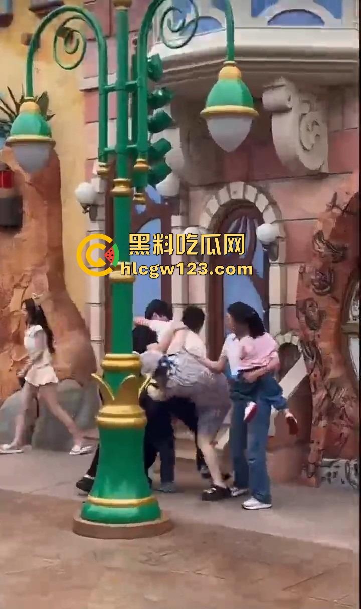 小情侣殴打带娃夫妻,只因排队插队起争执,对方全程不还手,他们却拳脚相向,现在好了赔钱赔麻了!-8