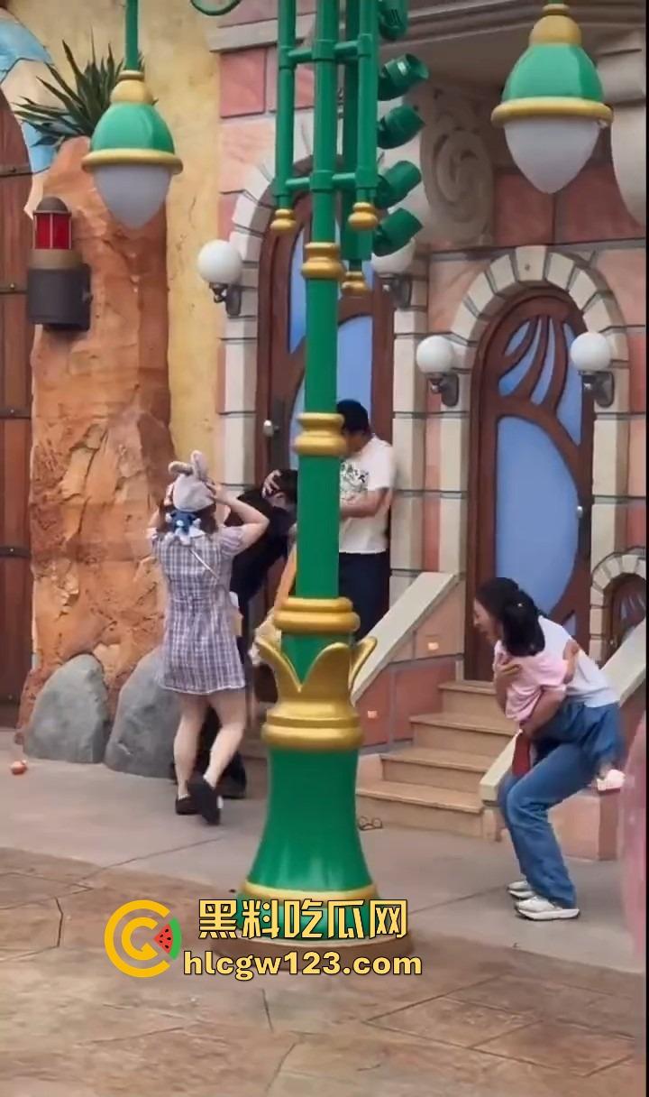 小情侣殴打带娃夫妻,只因排队插队起争执,对方全程不还手,他们却拳脚相向,现在好了赔钱赔麻了!-10