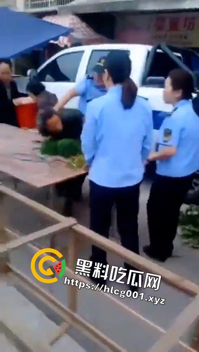 四川省巴中市一群城管将老无所依自食其力的买菜老人打在地上瘫痪不起人家只是想卖菜赚点吃饭钱而已阿-1