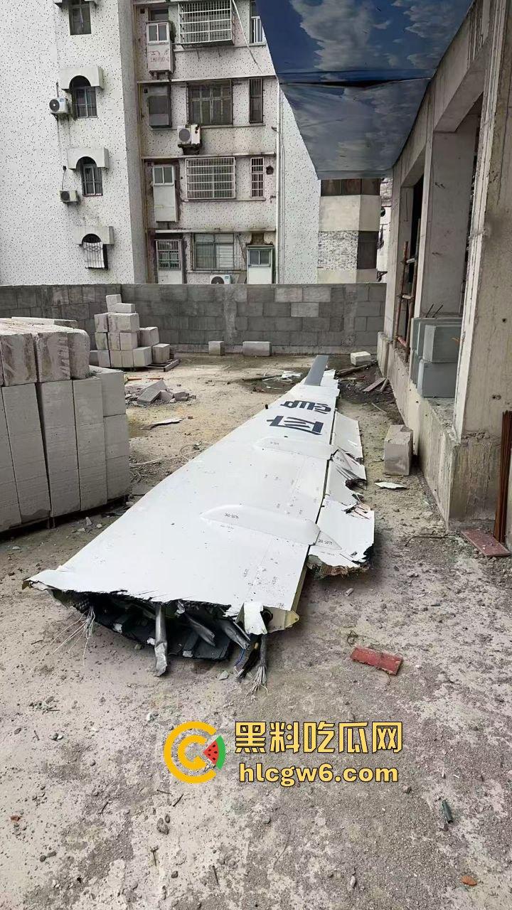 无人机大闹荆州奥体中心,飞行器自作主张冲向构筑物,伤者急救中 飞行员估计没上过航校?-2