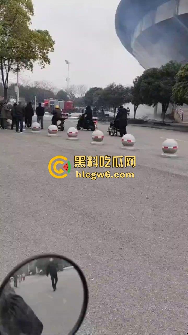 无人机大闹荆州奥体中心,飞行器自作主张冲向构筑物,伤者急救中 飞行员估计没上过航校?-8