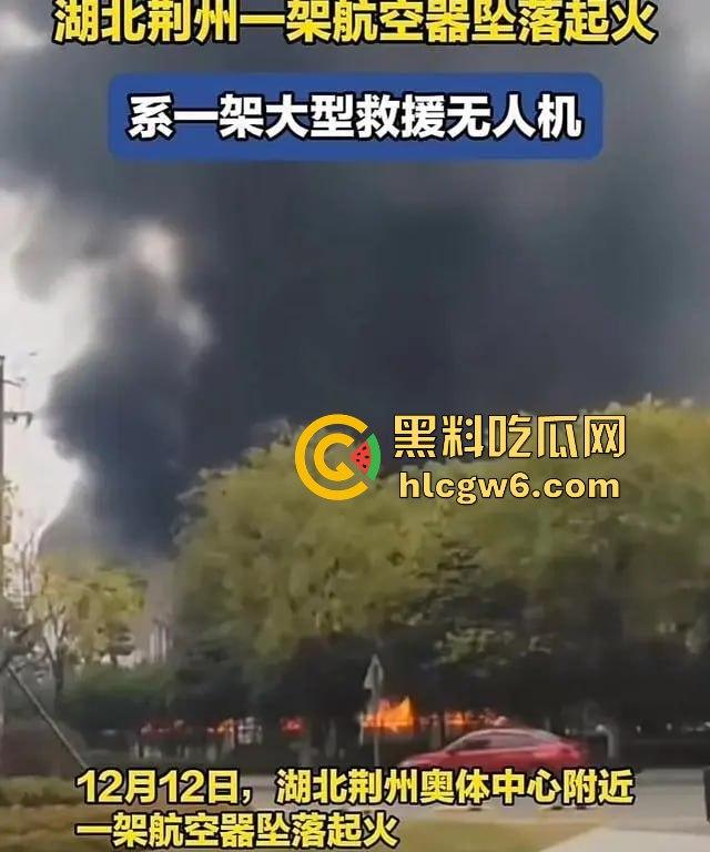 无人机大闹荆州奥体中心,飞行器自作主张冲向构筑物,伤者急救中 飞行员估计没上过航校?-11