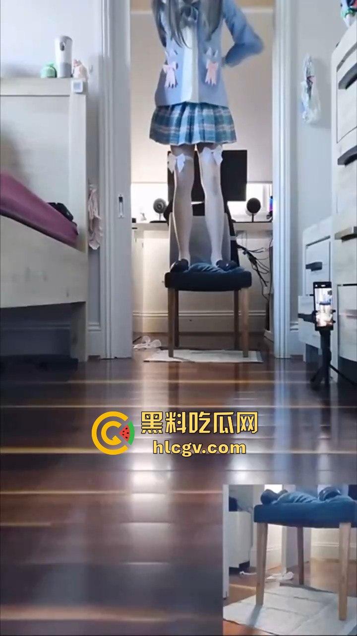 JK小妹直播上吊自缢快感引热议!是变态玩法窒息式快感还是噱头?观众目睹喷出不明液体!尿了还是喷了?-1