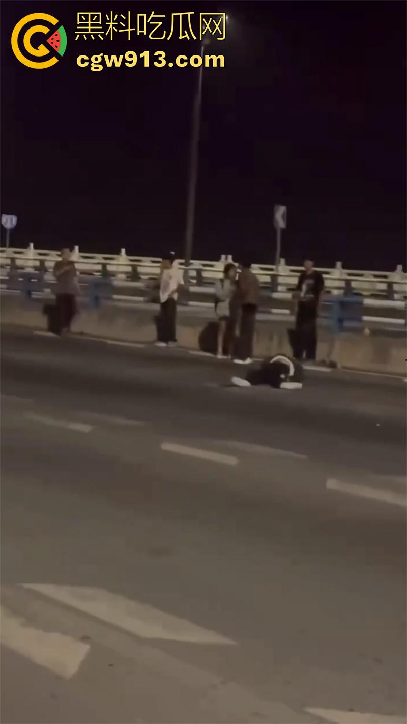 又有两个骑士挂了,女骑喝多叫舔狗来骑车,结果舔狗为装逼,让女神高看自己一眼,飞速飙车飞出当场死亡!-4