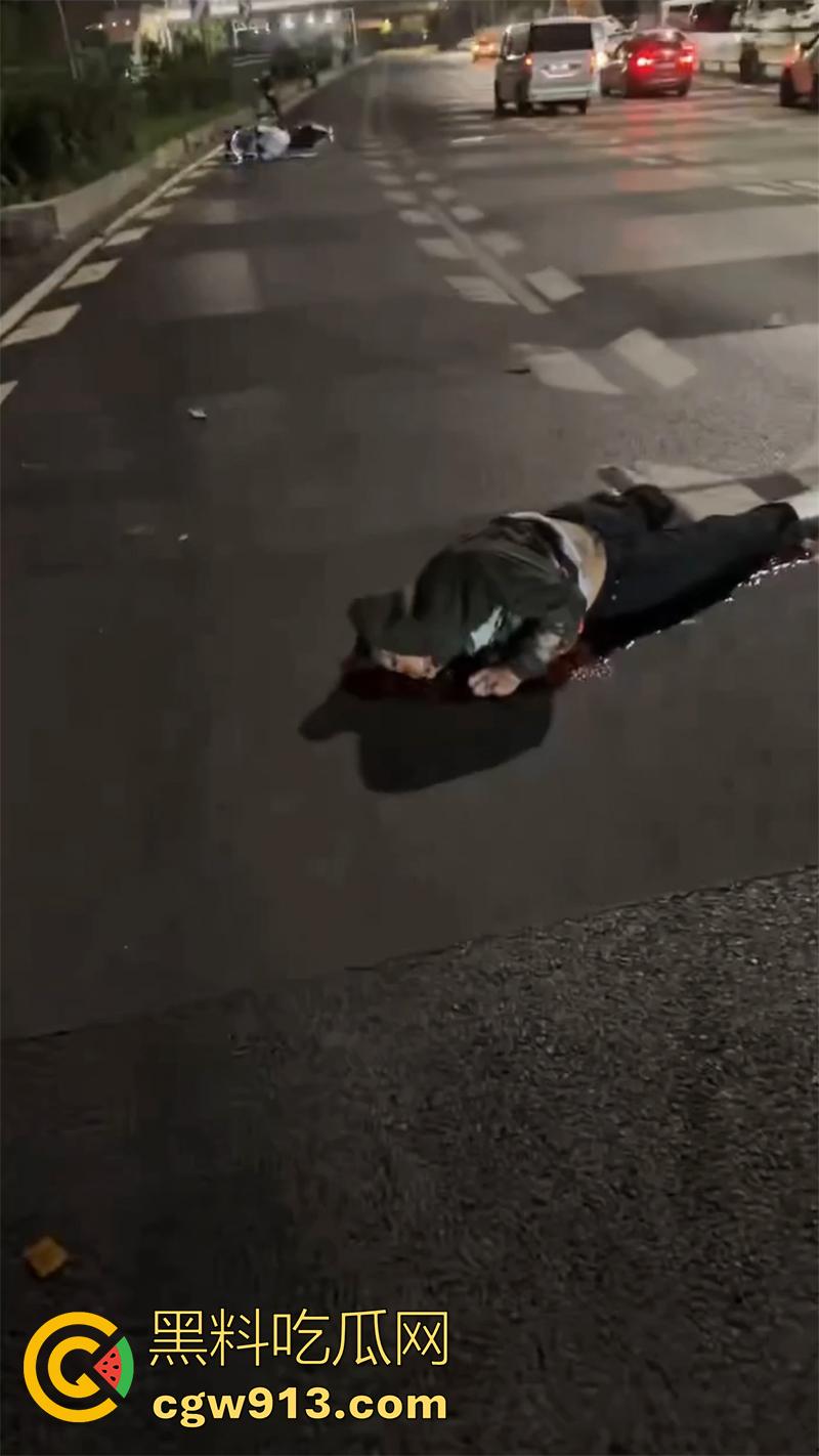 又有两个骑士挂了,女骑喝多叫舔狗来骑车,结果舔狗为装逼,让女神高看自己一眼,飞速飙车飞出当场死亡!-6