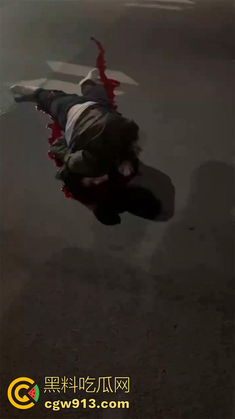 又有两个骑士挂了,女骑喝多叫舔狗来骑车,结果舔狗为装逼,让女神高看自己一眼,飞速飙车飞出当场死亡!-7