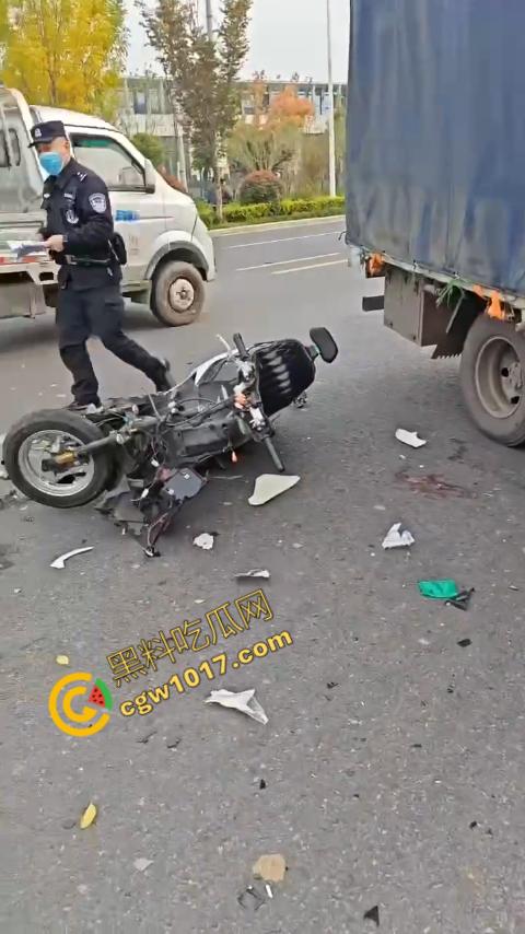 广西南宁车祸现场:鬼火少年私自改装9号电动车,速度太快操作不当直撞大货车,血溅当场!-2