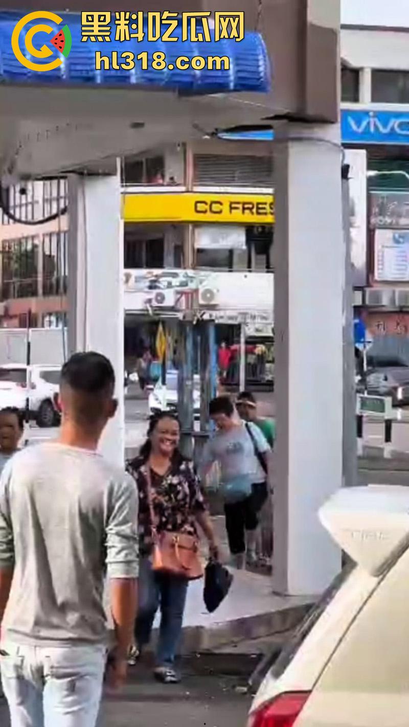 马来西亚肥臀裸女,因离婚发疯全裸上街,见人就骂见车就打,哪怕是警车也不放过,这大屁股有喜欢的么?-6