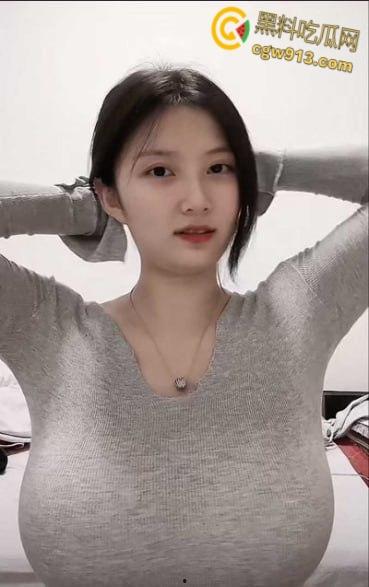 抖音巨乳网红【hepei】,直播摸胸吊带都要断了,与榜一金主视频自慰摸胸,这奶子才能叫胸器吧 !-2