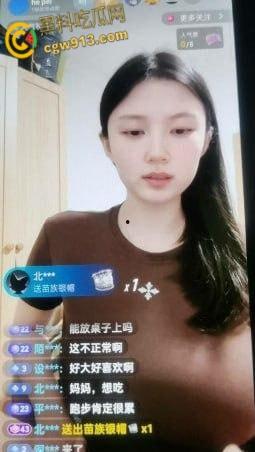 抖音巨乳网红【hepei】,直播摸胸吊带都要断了,与榜一金主视频自慰摸胸,这奶子才能叫胸器吧 !-4
