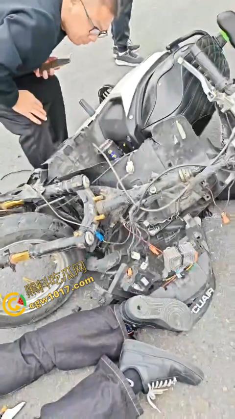 广西南宁车祸现场:鬼火少年私自改装9号电动车,速度太快操作不当直撞大货车,血溅当场!-7