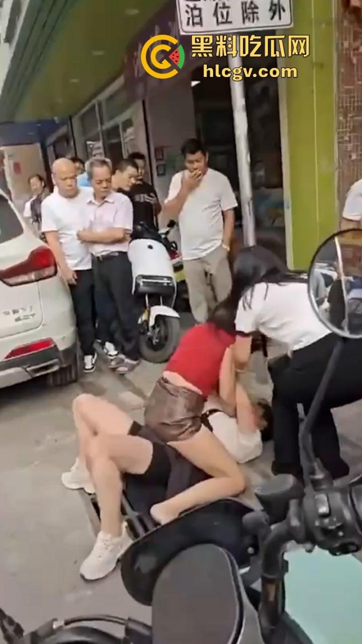 广东汕头陈暦合俩骚妇街头打架 抓头发脱衣服 现场都打成少儿不宜了!-1