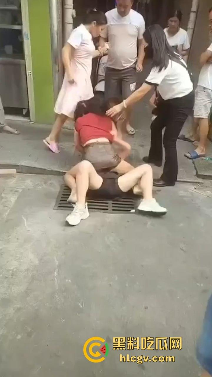 广东汕头陈暦合俩骚妇街头打架 抓头发脱衣服 现场都打成少儿不宜了!-2