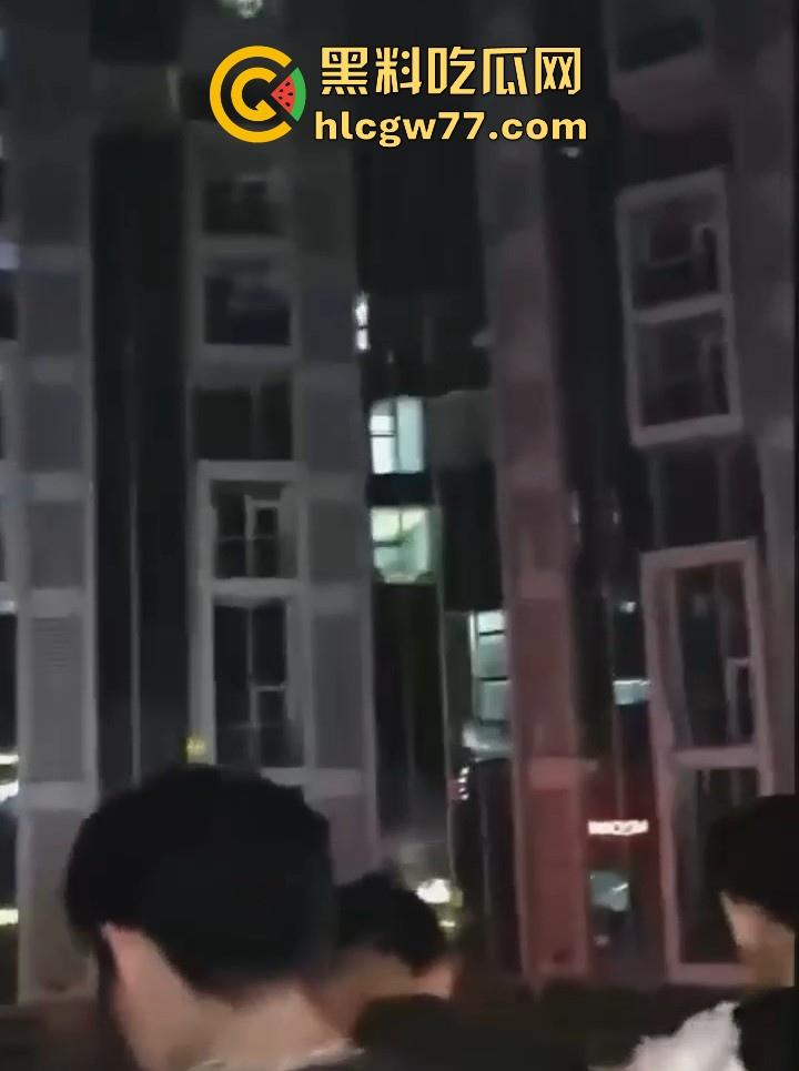 日照安泰国际广场大瓜!情侣做爱不拉窗帘被上千人围观 事后有吃瓜群众直接敲门提醒 现场视频火爆抖音!-2