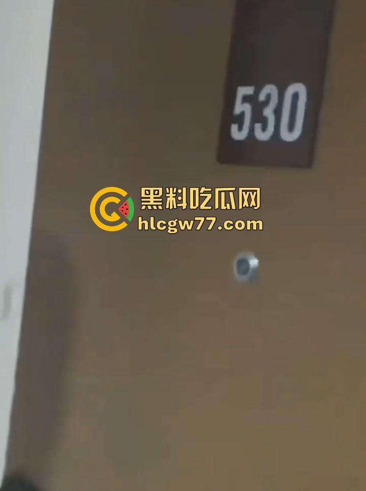 日照安泰国际广场大瓜!情侣做爱不拉窗帘被上千人围观 事后有吃瓜群众直接敲门提醒 现场视频火爆抖音!-7