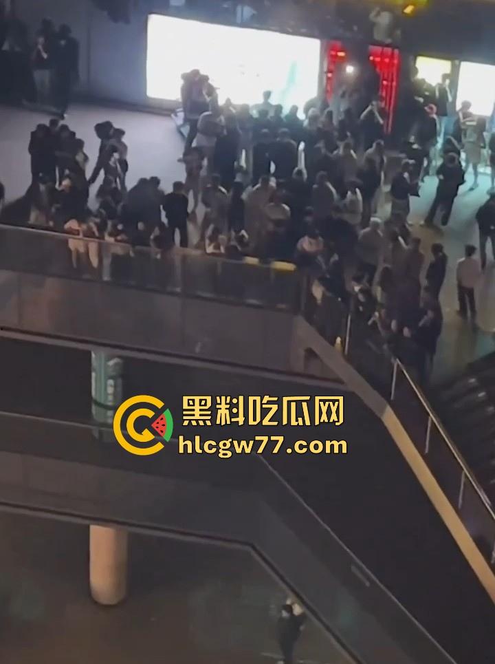 日照安泰国际广场大瓜!情侣做爱不拉窗帘被上千人围观 事后有吃瓜群众直接敲门提醒 现场视频火爆抖音!-8