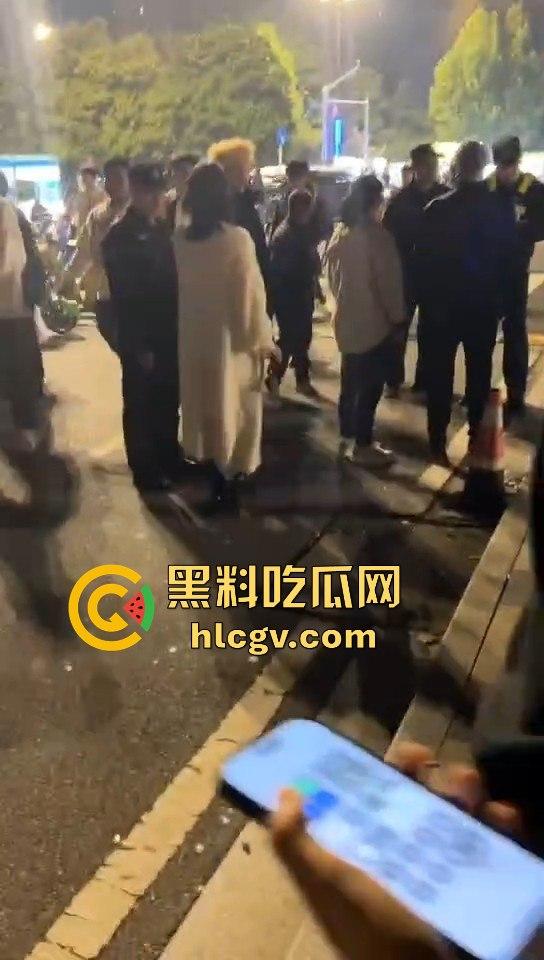 南京纯爱战士破防崩溃!女友当街绿他还装绿茶跑路,吃瓜群众围观纯爱破裂全程记录!-8