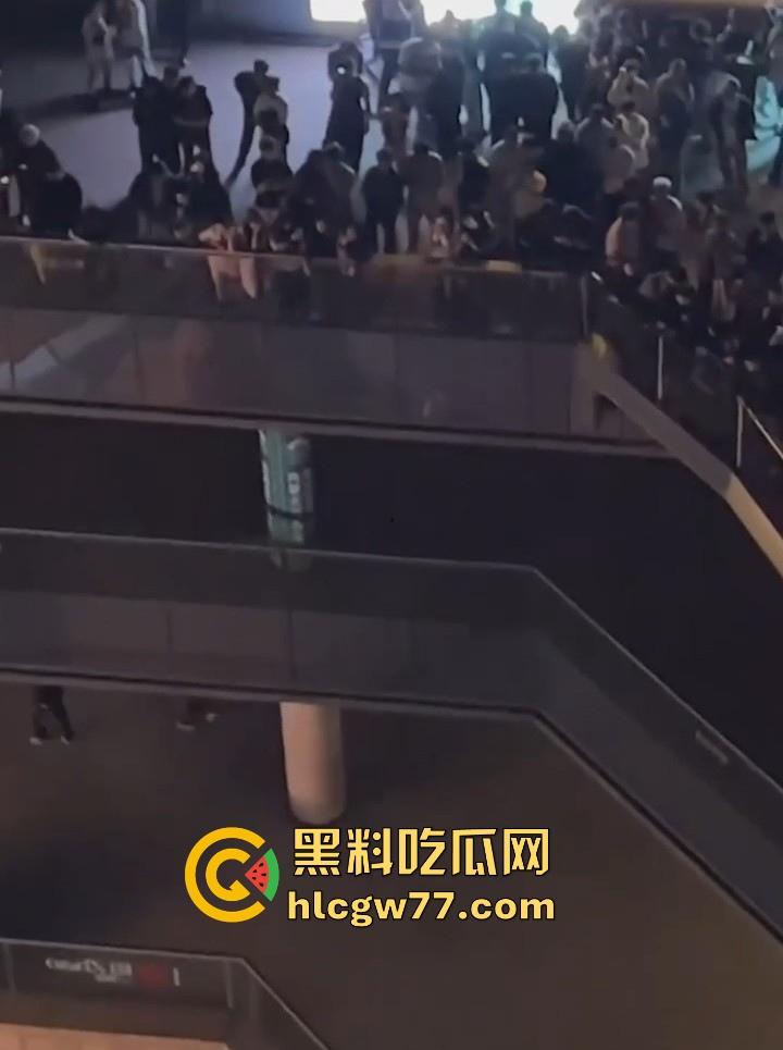 日照安泰国际广场大瓜!情侣做爱不拉窗帘被上千人围观 事后有吃瓜群众直接敲门提醒 现场视频火爆抖音!-9