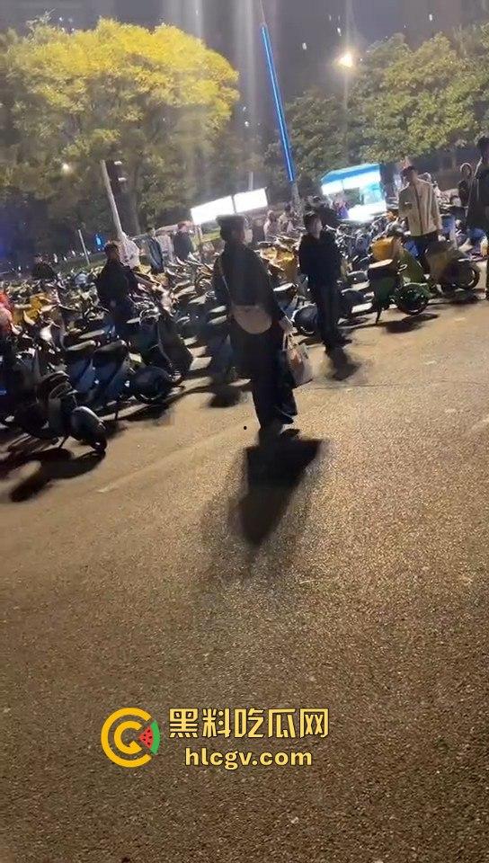 南京纯爱战士破防崩溃!女友当街绿他还装绿茶跑路,吃瓜群众围观纯爱破裂全程记录!-11