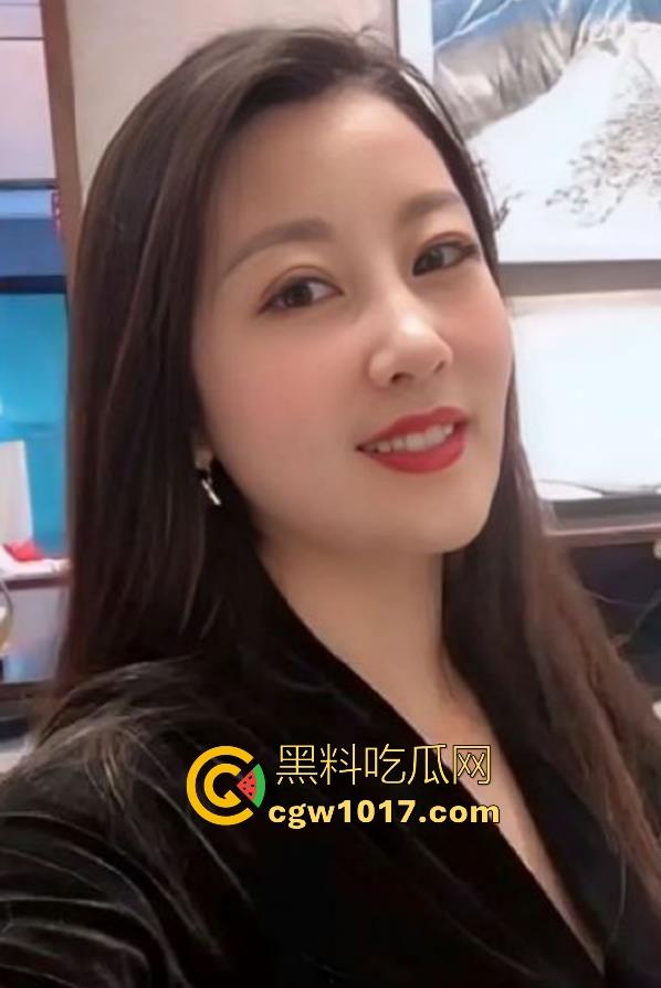 淫荡嫂子喊我过去帮她疏通下水道,傻傻的拿着工具过去准备维修,没想到是嫂子的下水道堵的要疏通!-1