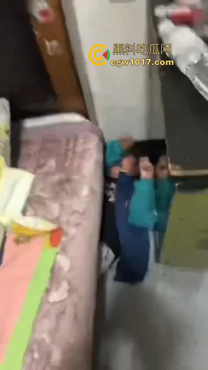 又见教育狂魔上线,作业没写完被打进狗笼?虎爸摇身一变成畜生爸,全网怒骂还在狡辩为你好!-3