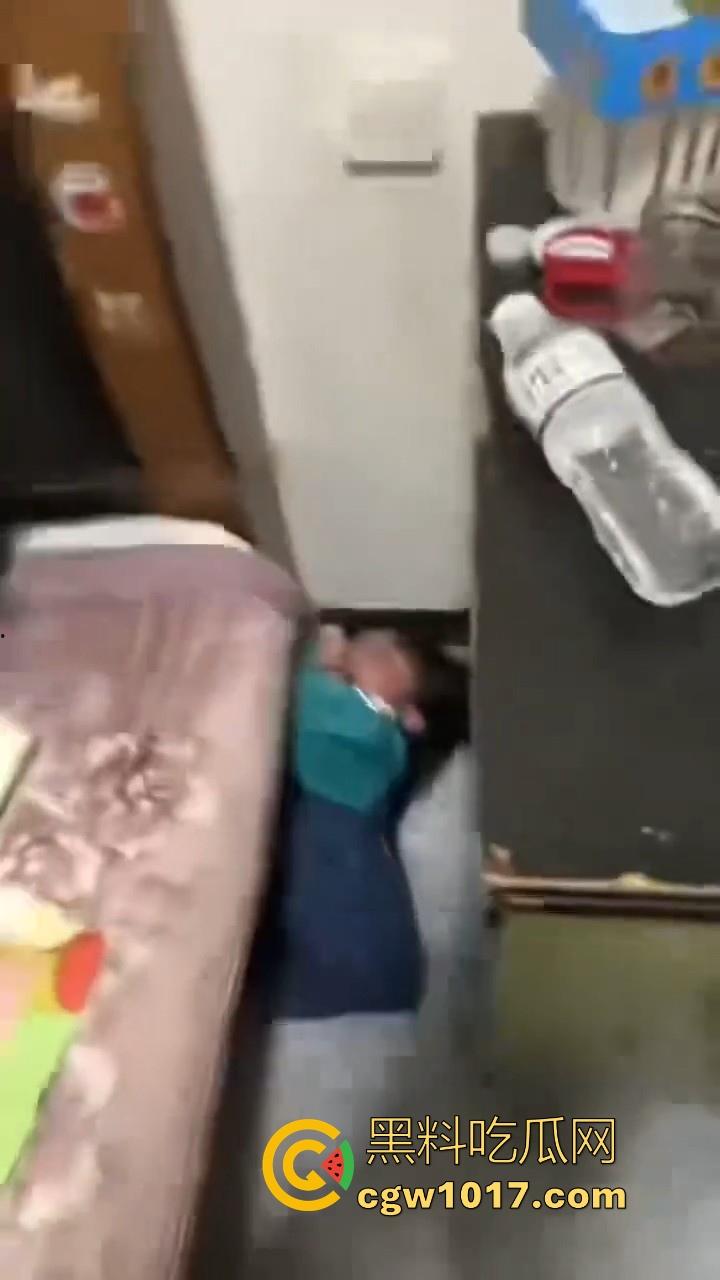 又见教育狂魔上线,作业没写完被打进狗笼?虎爸摇身一变成畜生爸,全网怒骂还在狡辩为你好!-4