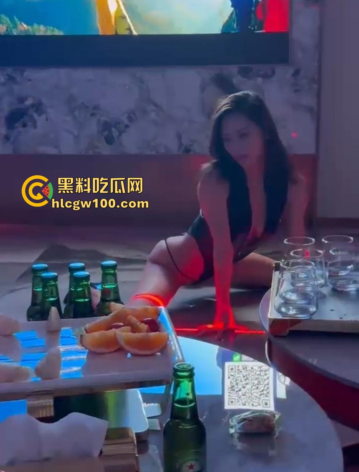 KTV现在都这么高端得吗 边唱歌边喝酒边看兔女郎陪酒女在包厢内扭腰跳骚舞，真是一种享受！-10