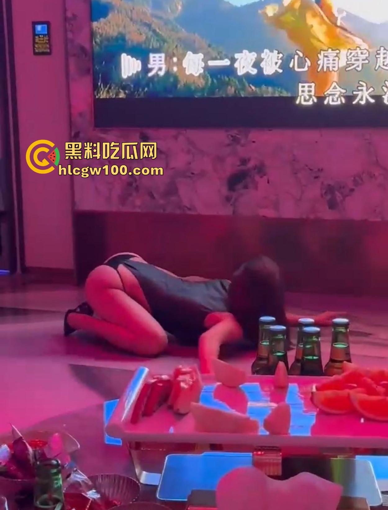 KTV现在都这么高端得吗 边唱歌边喝酒边看兔女郎陪酒女在包厢内扭腰跳骚舞，真是一种享受！-12