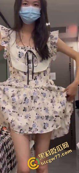 楼下妹子被摄影师约拍,竟然直接让其脱衣服用自慰棒戳B,摄影师这职业竟有这功能?-1