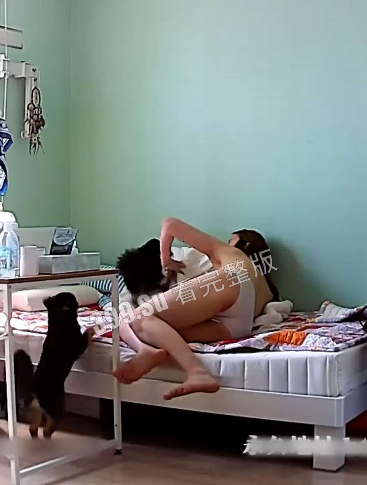 家庭摄像头偷拍 奶子挺拔漂亮  独居妹子的生活状态-3