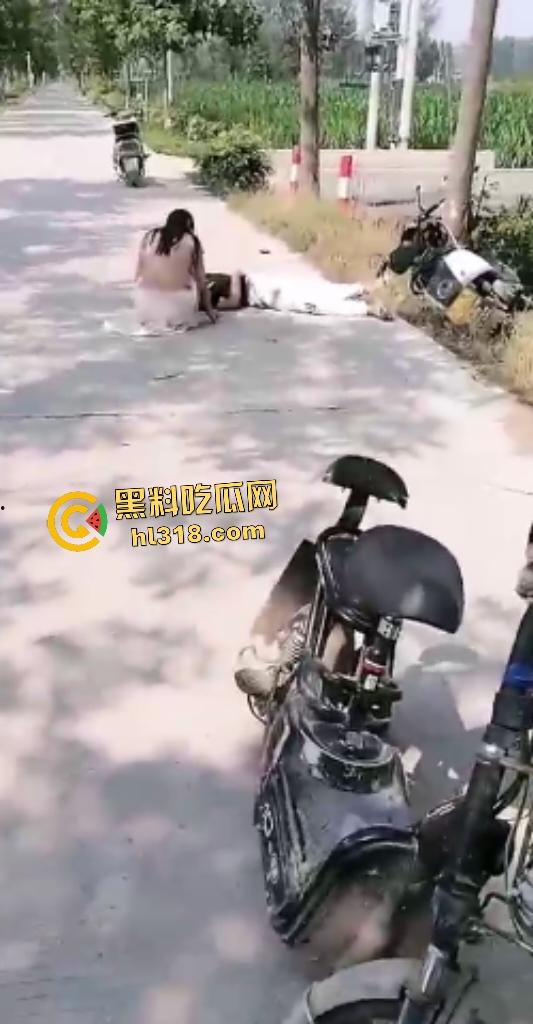 商丘永城小伙开电瓶车搭女友飙车撞树断腿，小仙女苦愁坐路边，这断腿了还在想要不要分手！-5