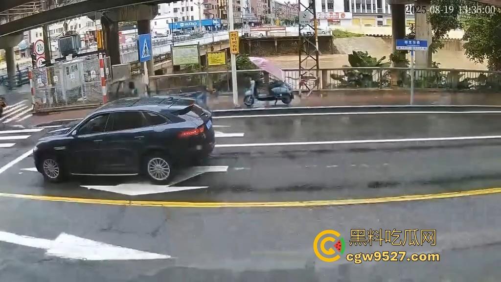 东莞一女司机开车掉河里，车辆像脱缰野马般直冲河中，送医院抢救无效死亡！-2