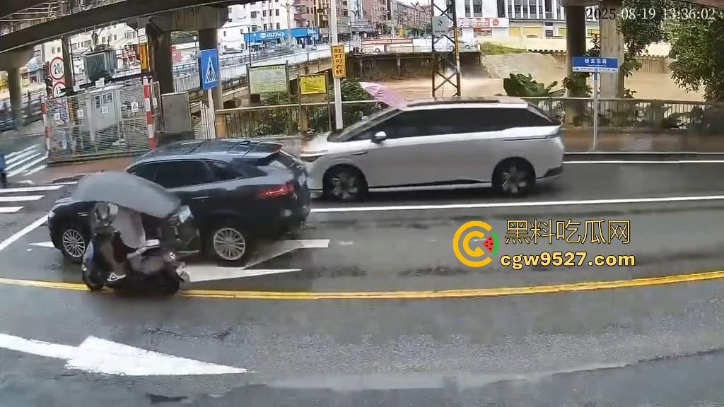 东莞一女司机开车掉河里，车辆像脱缰野马般直冲河中，送医院抢救无效死亡！-4