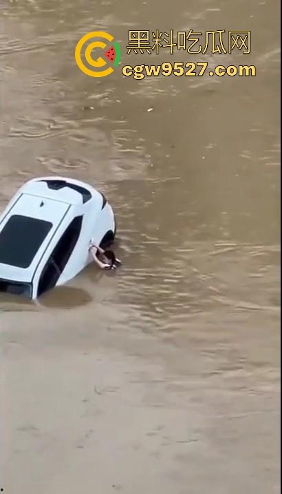 东莞一女司机开车掉河里，车辆像脱缰野马般直冲河中，送医院抢救无效死亡！-6