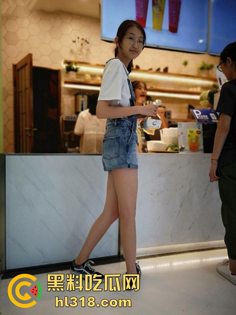 广西长腿学生妹【张虹艳】别看眼睛小小的,但身材绝对顶级,被学长拿下酒店开房操成母狗!-1