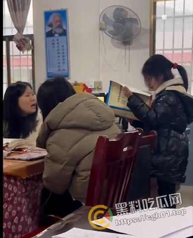 湖南湘潭栗山镇金泉学校老师打骂学生事件 官方回应已停职 然而拍摄视频者受到威胁-1