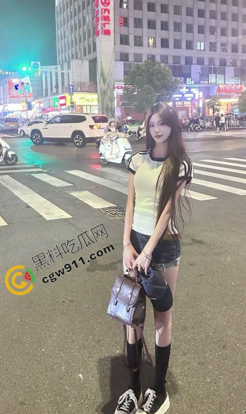 广西柳州大长腿美女【刘璐】成富二代胯下母狗!戴黑皮项圈深喉服侍,翘臀高撅撞击啪啪,狂野摆动高潮尖叫震天-2