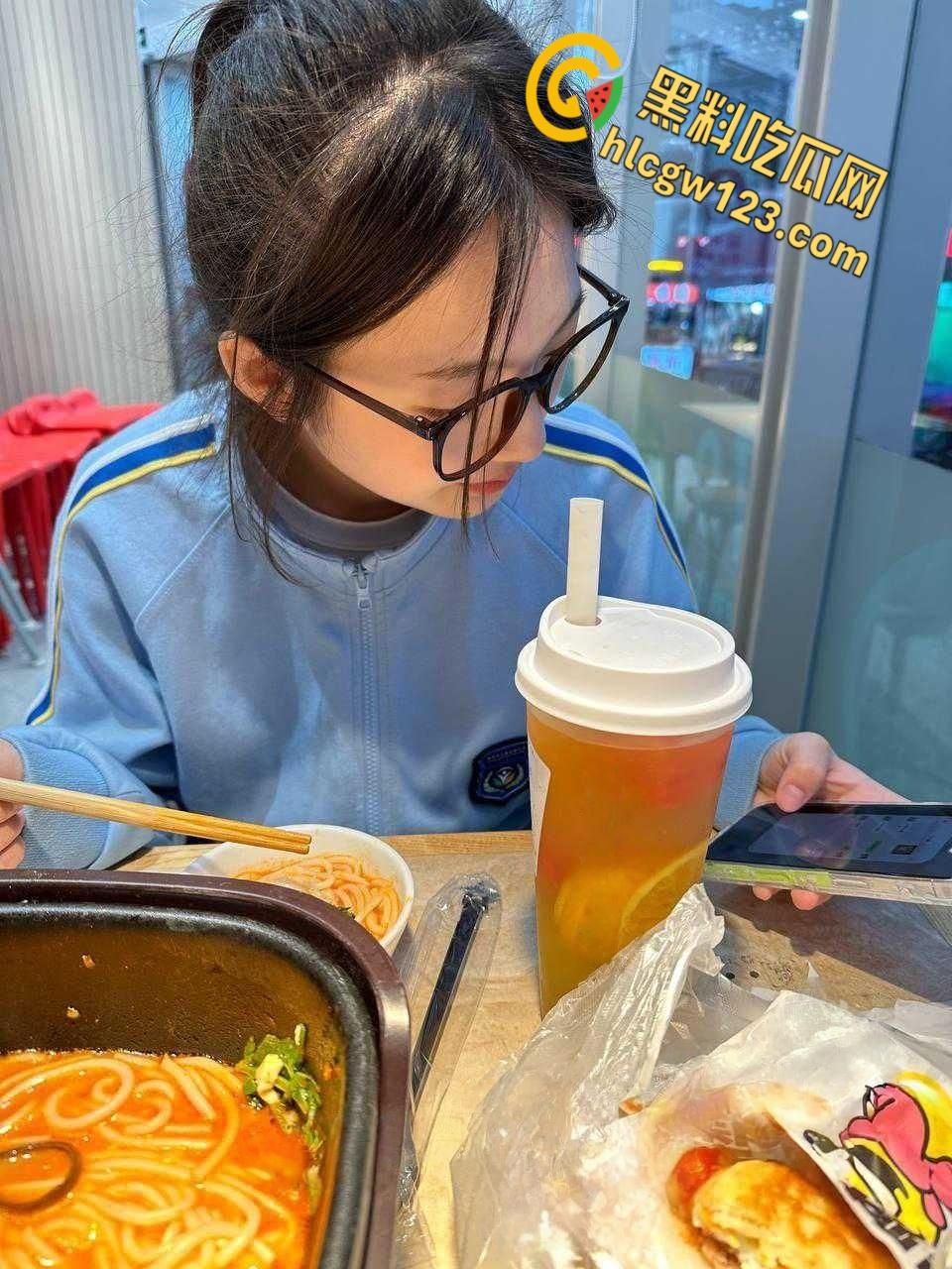 山东极品嫩妹被绿帽男友流出，小穴超级紧夹的鸡吧疼，破处后还没做几次！-2