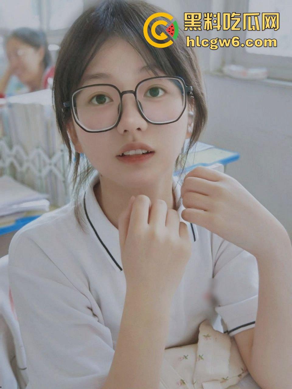 湛江校园乖乖女『袁雨怡』课后厕所吃鸡名场面曝光,老师还在办公室改卷她练枪,人狠话不多人小技术骚!-1