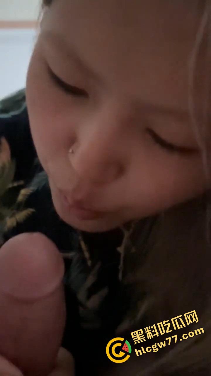 新疆乌鲁木齐李哥爆料认了个05年小妹妹 白天义工装乖夜里小穴放飞 买零食哄着操嫩得水淋淋!-15