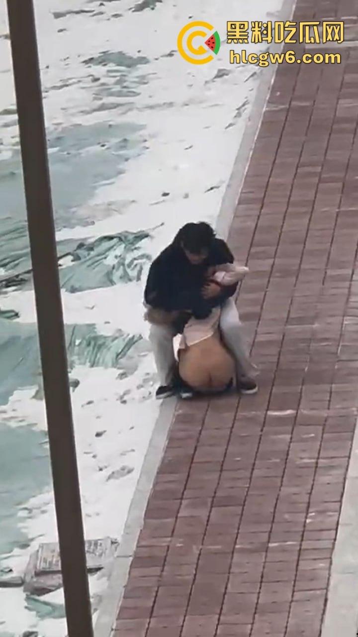 河南政法大学情侣闹脾气 女生一气之下当众脱衣 奶罩乱飞脱裤露逼 男友吓坏了 吃瓜群众看乐了!-4