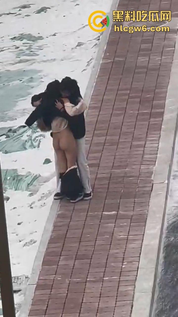 河南政法大学情侣闹脾气 女生一气之下当众脱衣 奶罩乱飞脱裤露逼 男友吓坏了 吃瓜群众看乐了!-5